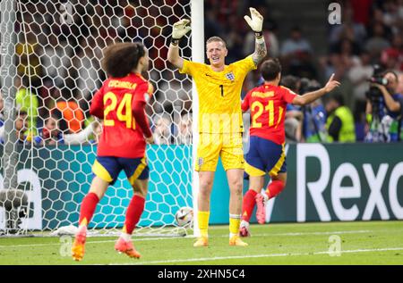 Berlin, Deutschland. Juli 2024. England Torhüter Jordan Pickford reagiert auf Gesten nach dem Tor des spanischen Mittelfeldspielers Mikel Oyarzabal Real Sociedad beim UEFA Euro 2024-Finale Spanien gegen England im Olympiastadion-Stadion Berlin am 14. Juli 2024 Credit: Every Second Media/Alamy Live News Stockfoto