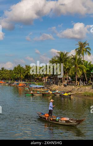 Traditionelles vietnamesisches Fischerboot, das im Juni auf dem Fluss Thu Bon in Hoi an, Hoian, Zentralvietnam, Asien fährt Stockfoto