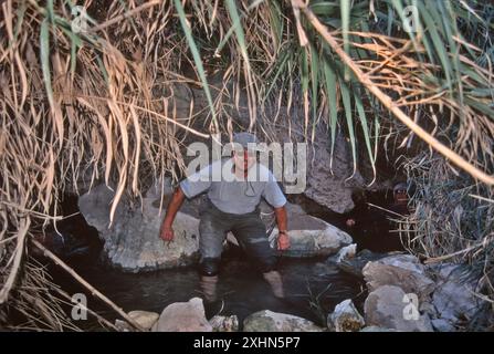 Kanufahrer, die sich in der heißen Quelle im Bullis Canyon, den Lower Canyons, entspannen, auf einer Fahrt entlang des Rio Grande, Texas, USA Stockfoto