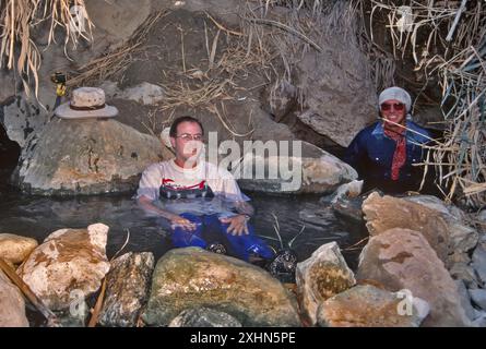 Kanufahrer, die sich an heißen Quellen im Bullis Canyon, den Lower Canyons, entspannen, während sie Rio Grande, Texas, USA, hinunterfahren Stockfoto