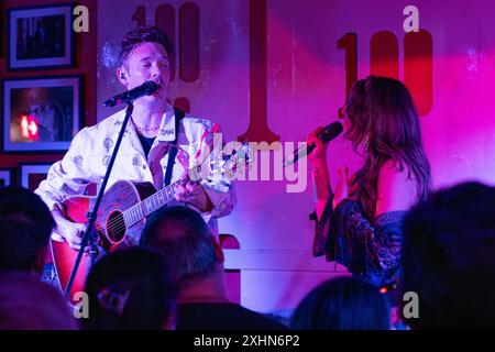 Sam Palladio mit Alyssa Bonagura zusammen auf der Bühne treten während des Konzerts auf. Sam Palladio, bekannt für seine Hauptrolle im Musikdrama TV Series Nashville, hielt ein Live-Konzert im legendären 100 Club in London, um die Veröffentlichung seiner neuen Single „Meanwhile in London“ zu feiern. Sam wurde von besonderen Gästen auf der Bühne begleitet, Chris Shiflett von der Band Foo Fighters, die derzeit durch die Welt tourt, und Alyssa Bonagura, die ebenfalls als Support-Act auftrat. Stockfoto