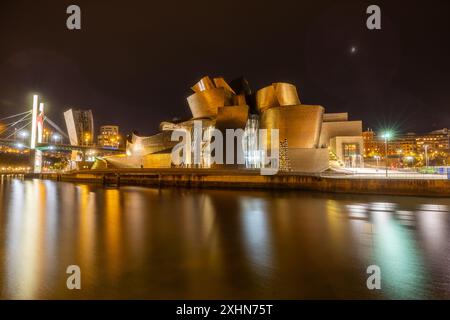 Bilbao, Spanien, 12. Juli 2024 - nachts wird das Guggenheim Museum in Bilbao zu einem strahlenden architektonischen Wunder Stockfoto