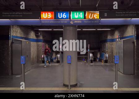 München, Odeonsplatz, Zugang zur U-Bahn der Linien U3, U4, U5 und U6 *** München, Odeonsplatz, Zugang zu den U-Bahn-Linien U3, U4, U5 und U6 Stockfoto