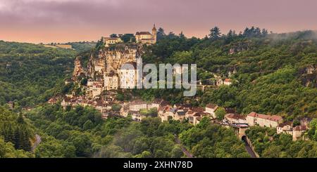 Ein 2:1-Panoramabild eines frühen morgens mit niedriger Wolke und Nebel während des Sonnenaufgangs in Rocamadour, einer Stadt und Wallfahrtsstätte in Frankreich. Rocamadour ist ein Ort Stockfoto