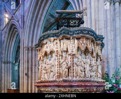 Kunstvoll geschnitzte Alabaster-Kanzel im viktorianischen Kirchenschiff, entworfen von George Gilbert Scott in Worcester Cathedral, Worcester, County Town of Worcestershire Stockfoto