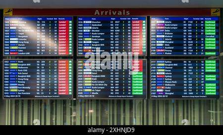 Changi Airport, Singapur - 8. Mai 2024: Große Ankunftstafel am Flughafen Singapur Changi International vom Terminal aus gesehen Stockfoto