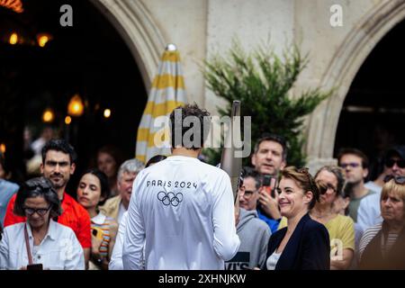 Paris, Frankreich. Juli 2024. Ein olympischer Fackelträger wartet auf das olympische Fackelrelais vor dem Place des Vosges. Am Tag der Bastille-Feierlichkeiten erhielt Paris die olympische Flamme. Der erste von zwei Tagen der Reise der Olympischen Flamme in Paris begann auf der Champs-Elysées Avenue, vorbei an emblematischen Sehenswürdigkeiten in der französischen Hauptstadt, wie der Kathedrale Notre-Dame, und endete am Hotel de Ville. Quelle: SOPA Images Limited/Alamy Live News Stockfoto