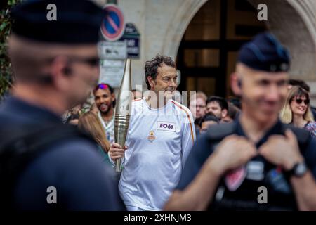 Paris, Frankreich. Juli 2024. Ein olympischer Fackelträger wartet auf das olympische Fackelrelais vor dem Place des Vosges. Am Tag der Bastille-Feierlichkeiten erhielt Paris die olympische Flamme. Der erste von zwei Tagen der Reise der Olympischen Flamme in Paris begann auf der Champs-Elysées Avenue, vorbei an emblematischen Sehenswürdigkeiten in der französischen Hauptstadt, wie der Kathedrale Notre-Dame, und endete am Hotel de Ville. Quelle: SOPA Images Limited/Alamy Live News Stockfoto