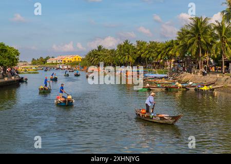 Traditionelle vietnamesische Fischerboote fahren im Juni entlang des Flusses Thu Bon in Hoi an, Hoian, Zentralvietnam, Asien Stockfoto