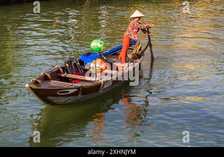 Boot fährt entlang des Flusses Thu Bon in Hoi an, Hoian, Zentralvietnam, Asien im Juni Stockfoto