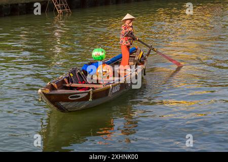 Boot fährt entlang des Flusses Thu Bon in Hoi an, Hoian, Zentralvietnam, Asien im Juni Stockfoto