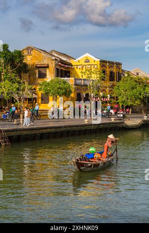 Traditionelles vietnamesisches Fischerboot, das im Juni auf dem Fluss Thu Bon in Hoi an, Hoian, Zentralvietnam, Asien fährt Stockfoto