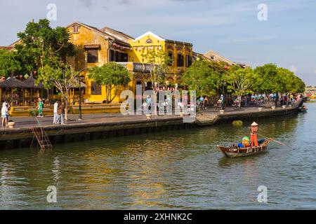 Traditionelles vietnamesisches Fischerboot, das im Juni auf dem Fluss Thu Bon in Hoi an, Hoian, Zentralvietnam, Asien fährt Stockfoto