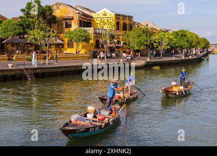 Traditionelle vietnamesische Fischerboote fahren im Juni entlang des Flusses Thu Bon in Hoi an, Hoian, Zentralvietnam, Asien Stockfoto