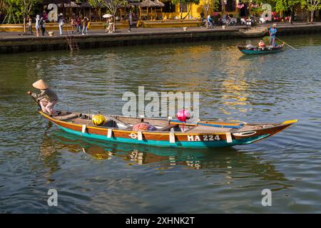 Traditionelles vietnamesisches Fischerboot, das im Juni auf dem Fluss Thu Bon in Hoi an, Hoian, Zentralvietnam, Asien fährt Stockfoto