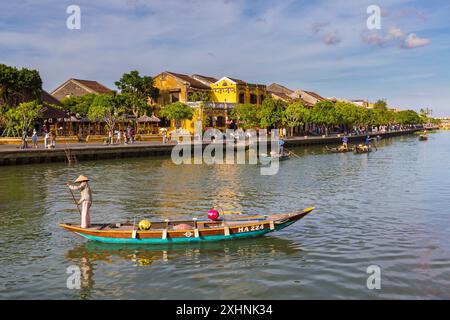 Traditionelles vietnamesisches Fischerboot, das im Juni auf dem Fluss Thu Bon in Hoi an, Hoian, Zentralvietnam, Asien fährt Stockfoto