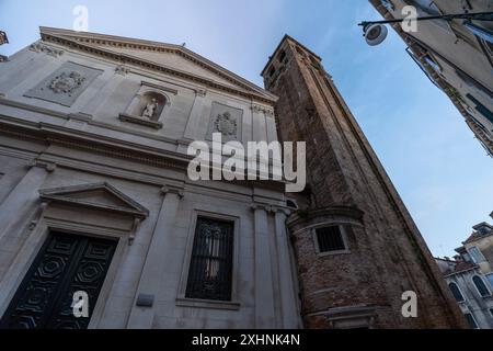 Venedig, Italien - 03. Juni 2024: Kirche San Silvestro. Parrocchia di San Silvestro i Papa. Taste zur Draufsicht. Stockfoto