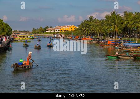 Traditionelle vietnamesische Fischerboote fahren im Juni entlang des Flusses Thu Bon in Hoi an, Hoian, Zentralvietnam, Asien Stockfoto