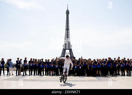 Paris, Frankreich. Juli 2024. Der Fackelträger Matthias Dandois tritt am 15. Juli 2024 während des Olympischen Fackelrelais im Trocadero in Paris auf. Quelle: Cao Can/Xinhua/Alamy Live News Stockfoto