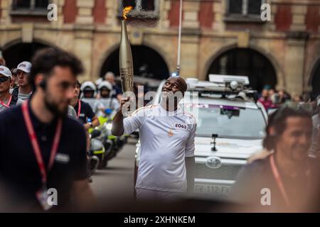 Paris, Frankreich. Juli 2024. Ein olympischer Fackelträger passiert vor dem Maison Victor Hugo auf dem Place des Vosges. Am Tag der Bastille-Feierlichkeiten erhielt Paris die olympische Flamme. Der erste von zwei Tagen der Reise der Olympischen Flamme in Paris begann auf der Champs-Elysées Avenue, vorbei an emblematischen Sehenswürdigkeiten in der französischen Hauptstadt, wie der Kathedrale Notre-Dame, und endete am Hotel de Ville. (Foto: Telmo Pinto/SOPA Images/SIPA USA) Credit: SIPA USA/Alamy Live News Stockfoto