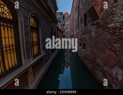 Venedig, Italien - 03. Juni 2024: Schmaler Kanal in der Innenstadt von Venedig am Abend. Stockfoto