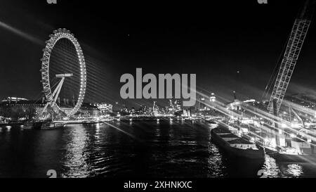 London Eye und Southbank bei Nacht Stockfoto