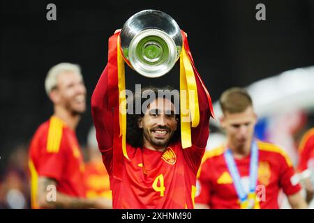 Berlin, Deutschland. Juli 2024. Marc Cucurella von Spanien mit der Trophäe während des Endes der UEFA Euro 2024 zwischen Spanien und England, spielte am 14. Juli 2024 im Olympiastadion in Berlin. (Foto: Bagu Blanco/SIPA USA) Credit: SIPA USA/Alamy Live News Stockfoto