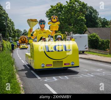 2024 Tour de France Rennkonvoi mit Crédit Lyonnais Fahrzeug auf dem Weg zur 7. Etappe. Stockfoto