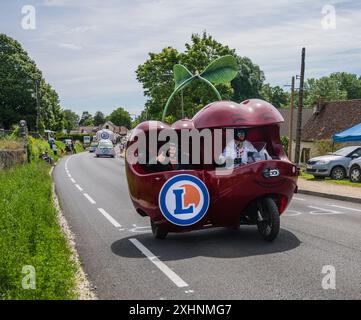 2024 Tour de France Rennkonvoi, der durch Burgund fährt. Stockfoto