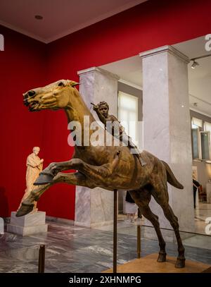 Jockey of Artemision, eine große hellenistische Bronzestatue eines jungen Jungen, der auf einem Pferd reitet, datiert auf 150–140, verloren durch ein Schiffswrack in der Antike, und Stockfoto