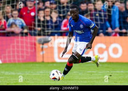 WEZEP, NIEDERLANDE - 13. JULI: Mohammed Diomande von Rangers FC dribbelt mit dem Ball während des Vorsaison-Freundschaftsspiels zwischen AFC Ajax und Rangers Stockfoto