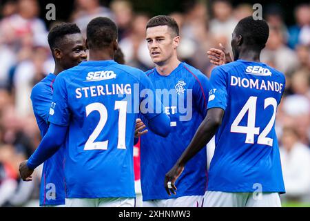 WEZEP, NIEDERLANDE - 13. JULI: Tom Lawrence vom Rangers FC feiert mit seinen Teamkollegen, nachdem er während der Pre Season Frie das erste Tor seines Teams erzielt hat Stockfoto