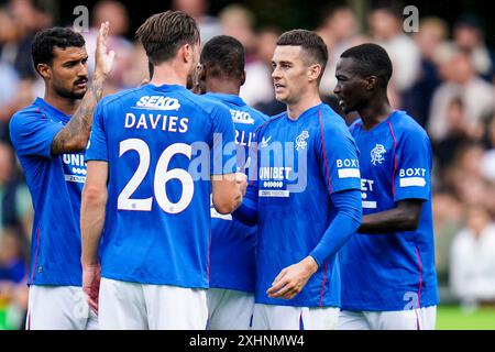 WEZEP, NIEDERLANDE - 13. JULI: Tom Lawrence vom Rangers FC feiert mit seinen Teamkollegen, nachdem er während der Pre Season Frie das erste Tor seines Teams erzielt hat Stockfoto