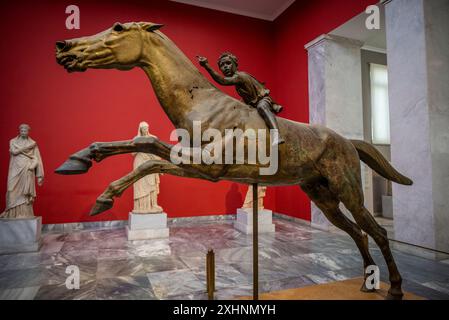 Jockey of Artemision, eine große hellenistische Bronzestatue eines jungen Jungen, der auf einem Pferd reitet, datiert auf 150–140, verloren durch ein Schiffswrack in der Antike, und Stockfoto