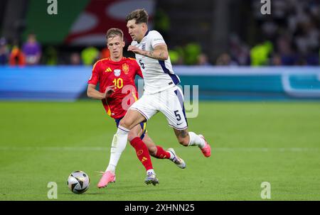 Berlin, Deutschland. Juli 2024. firo : 14.07.2024, Fußball: UEFA EURO 2024, EM, EM 2024, Finale 1/4, M51, Match 51, ESP, Spanien - eng, England (LR) Dani Olmo aus Spanien und John Stones aus England treten um die Ballduelle an. Credit: dpa/Alamy Live News Stockfoto