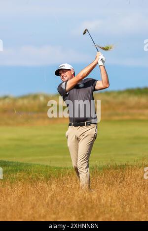 Troon, Großbritannien. Juli 2024. Keegan Bradley, ein amerikanischer Profi-Golfspieler, der 6 Golftourveranstaltungen gewonnen hat, auf dem 2. Fairway und Putting Green auf Royal Troon, Golfplatz, Troon, Schottland, Großbritannien, vor dem Beginn der 152. Open Golf Championship. Quelle: Findlay/Alamy Live News Stockfoto