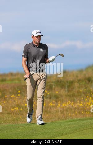 Troon, Großbritannien. Juli 2024. Keegan Bradley, ein amerikanischer Profi-Golfspieler, der 6 Golftourveranstaltungen gewonnen hat, auf dem 2. Fairway und Putting Green auf Royal Troon, Golfplatz, Troon, Schottland, Großbritannien, vor dem Beginn der 152. Open Golf Championship. Quelle: Findlay/Alamy Live News Stockfoto