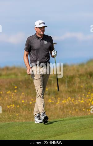 Troon, Großbritannien. Juli 2024. Keegan Bradley, ein amerikanischer Profi-Golfspieler, der 6 Golftourveranstaltungen gewonnen hat, auf dem 2. Fairway und Putting Green auf Royal Troon, Golfplatz, Troon, Schottland, Großbritannien, vor dem Beginn der 152. Open Golf Championship. Quelle: Findlay/Alamy Live News Stockfoto