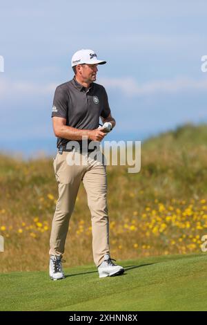 Troon, Großbritannien. Juli 2024. Keegan Bradley, ein amerikanischer Profi-Golfspieler, der 6 Golftourveranstaltungen gewonnen hat, auf dem 2. Fairway und Putting Green auf Royal Troon, Golfplatz, Troon, Schottland, Großbritannien, vor dem Beginn der 152. Open Golf Championship. Quelle: Findlay/Alamy Live News Stockfoto