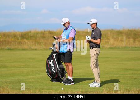 Troon, Großbritannien. Juli 2024. Keegan Bradley, ein amerikanischer Profi-Golfspieler, der 6 Golftourveranstaltungen gewonnen hat, auf dem 2. Fairway und Putting Green auf Royal Troon, Golfplatz, Troon, Schottland, Großbritannien, vor dem Beginn der 152. Open Golf Championship. Quelle: Findlay/Alamy Live News Stockfoto