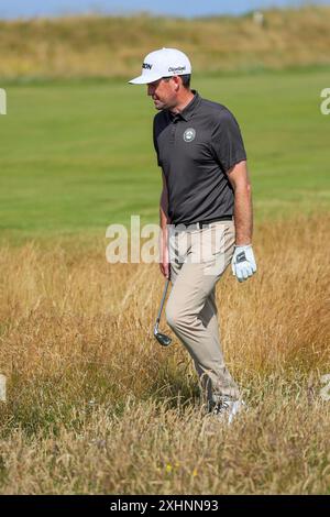 Troon, Großbritannien. Juli 2024. Keegan Bradley, ein amerikanischer Profi-Golfspieler, der 6 Golftourveranstaltungen gewonnen hat, auf dem 2. Fairway und Putting Green auf Royal Troon, Golfplatz, Troon, Schottland, Großbritannien, vor dem Beginn der 152. Open Golf Championship. Quelle: Findlay/Alamy Live News Stockfoto