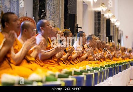 Chiang Mai, Thailand. Juli 2024. Thailändische Mönche singen Gebete in der Lanna-Zeremonie, in der buddhistische Mantren gesungen und Gebete angeboten werden, um das Schicksal und das Wohlergehen von König Rama X. zu seinem 72. Geburtstag im Wat Chedi Luang Tempel zu stärken. Die Zeremonie der Lanna-Tradition ist ein bedeutendes religiöses Ritual im Lanna-Kulturerbe im Norden Thailands. Diese Zeremonie wird oft durchgeführt, um Glück und spirituellen Segen zu fördern. Quelle: SOPA Images Limited/Alamy Live News Stockfoto