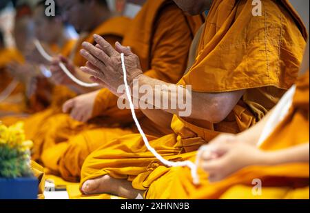 Chiang Mai, Thailand. Juli 2024. Thailändische Mönche singen Gebete in der Lanna-Zeremonie, in der buddhistische Mantren gesungen und Gebete angeboten werden, um das Schicksal und das Wohlergehen von König Rama X. zu seinem 72. Geburtstag im Wat Chedi Luang Tempel zu stärken. Die Zeremonie der Lanna-Tradition ist ein bedeutendes religiöses Ritual im Lanna-Kulturerbe im Norden Thailands. Diese Zeremonie wird oft durchgeführt, um Glück und spirituellen Segen zu fördern. Quelle: SOPA Images Limited/Alamy Live News Stockfoto