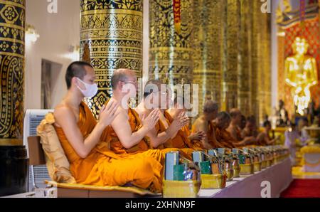 Chiang Mai, Thailand. Juli 2024. Thailändische Mönche singen Gebete in der Lanna-Zeremonie, in der buddhistische Mantren gesungen und Gebete angeboten werden, um das Schicksal und das Wohlergehen von König Rama X. zu seinem 72. Geburtstag im Wat Chedi Luang Tempel zu stärken. Die Zeremonie der Lanna-Tradition ist ein bedeutendes religiöses Ritual im Lanna-Kulturerbe im Norden Thailands. Diese Zeremonie wird oft durchgeführt, um Glück und spirituellen Segen zu fördern. Quelle: SOPA Images Limited/Alamy Live News Stockfoto