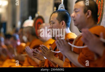 Chiang Mai, Thailand. Juli 2024. Thailändische Mönche singen Gebete in der Lanna-Zeremonie, in der buddhistische Mantren gesungen und Gebete angeboten werden, um das Schicksal und das Wohlergehen von König Rama X. zu seinem 72. Geburtstag im Wat Chedi Luang Tempel zu stärken. Die Zeremonie der Lanna-Tradition ist ein bedeutendes religiöses Ritual im Lanna-Kulturerbe im Norden Thailands. Diese Zeremonie wird oft durchgeführt, um Glück und spirituellen Segen zu fördern. Quelle: SOPA Images Limited/Alamy Live News Stockfoto