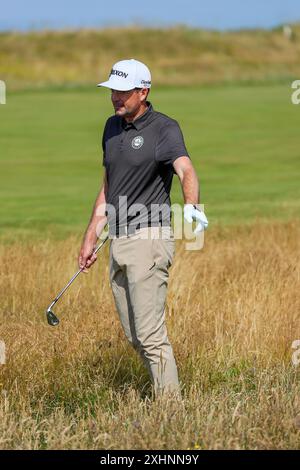 Troon, Großbritannien. Juli 2024. Keegan Bradley, ein amerikanischer Profi-Golfspieler, der 6 Golftourveranstaltungen gewonnen hat, auf dem 2. Fairway und Putting Green auf Royal Troon, Golfplatz, Troon, Schottland, Großbritannien, vor dem Beginn der 152. Open Golf Championship. Quelle: Findlay/Alamy Live News Stockfoto