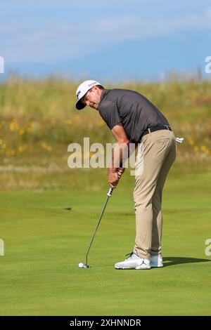 Troon, Großbritannien. Juli 2024. Keegan Bradley, ein amerikanischer Profi-Golfspieler, der 6 Golftourveranstaltungen gewonnen hat, auf dem 2. Fairway und Putting Green auf Royal Troon, Golfplatz, Troon, Schottland, Großbritannien, vor dem Beginn der 152. Open Golf Championship. Quelle: Findlay/Alamy Live News Stockfoto