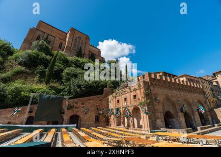 Siena, Italien - 01. Juni 2024: Fontebranda. Leere Leistungsstufe im Vordergrund. Sonniger Tag, klarer Himmel. Stockfoto