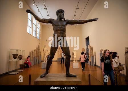 Bronzeskulptur des Zeus von Artemision oder Poseidon, im strengen Stil um 460 v. Chr. der klassischen Zeit, in zwei Stücken am Meeresgrund gefunden Stockfoto