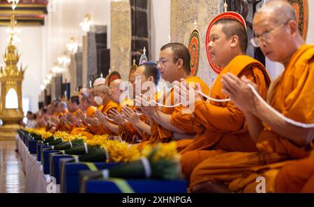 Chiang Mai, Thailand. Juli 2024. Thailändische Mönche singen Gebete in der Lanna-Zeremonie, in der buddhistische Mantren gesungen und Gebete angeboten werden, um das Schicksal und das Wohlergehen von König Rama X. zu seinem 72. Geburtstag im Wat Chedi Luang Tempel zu stärken. Die Zeremonie der Lanna-Tradition ist ein bedeutendes religiöses Ritual im Lanna-Kulturerbe im Norden Thailands. Diese Zeremonie wird oft durchgeführt, um Glück und spirituellen Segen zu fördern. (Foto: Pongmanat Tasiri/SOPA Images/SIPA USA) Credit: SIPA USA/Alamy Live News Stockfoto